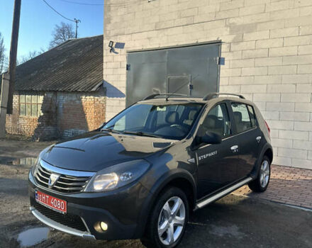 Серый Дачия Sandero StepWay, объемом двигателя 1.6 л и пробегом 180 тыс. км за 6699 $, фото 1 на Automoto.ua