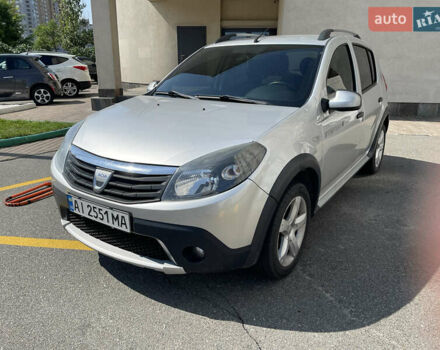 Серый Дачия Sandero StepWay, объемом двигателя 1.6 л и пробегом 195 тыс. км за 7200 $, фото 1 на Automoto.ua