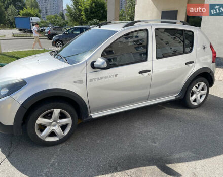 Серый Дачия Sandero StepWay, объемом двигателя 1.6 л и пробегом 195 тыс. км за 7200 $, фото 2 на Automoto.ua