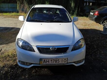 Белый Дэу Джентра, объемом двигателя 1.5 л и пробегом 185 тыс. км за 4000 $, фото 1 на Automoto.ua