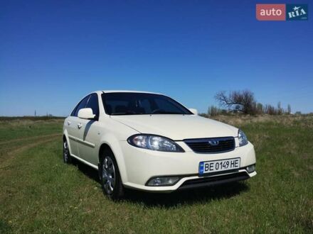 Дэу Джентра 2014 в Николаеве на Automoto.ua Белый Дэу Джентра, объемом двигателя 1.49 л и пробегом 100 тыс. км за 5700 $, фото 1 на Automoto.ua