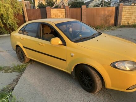 Желтый Дэу Джентра, объемом двигателя 1.5 л и пробегом 320 тыс. км за 2900 $, фото 1 на Automoto.ua