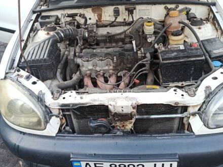 Деу Ланос 2006 у Синельниковом на Automoto.ua Білий Деу Ланос, об'ємом двигуна 1.5 л та пробігом 321 тис. км за 2000 $, фото 1 на Automoto.ua