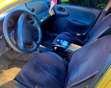 Желтый Дэу Ланос, объемом двигателя 1.5 л и пробегом 330 тыс. км за 2000 $, фото 3 на Automoto.ua