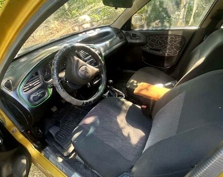 Желтый Дэу Ланос, объемом двигателя 1.5 л и пробегом 450 тыс. км за 1380 $, фото 1 на Automoto.ua