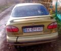 Желтый Дэу Ланос, объемом двигателя 1.4 л и пробегом 300 тыс. км за 1300 $, фото 1 на Automoto.ua