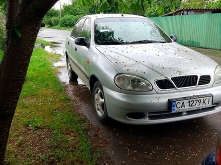Деу Ланос 2004 у Катеринополе на Automoto.ua Сірий Деу Ланос, об'ємом двигуна 1.5 л та пробігом 208 тис. км за 2000 $, фото 1 на Automoto.ua