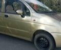 Желтый Дэу Матиз, объемом двигателя 0.8 л и пробегом 200 тыс. км за 1100 $, фото 4 на Automoto.ua
