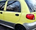 Желтый Дэу Матиз, объемом двигателя 1 л и пробегом 129 тыс. км за 2500 $, фото 1 на Automoto.ua