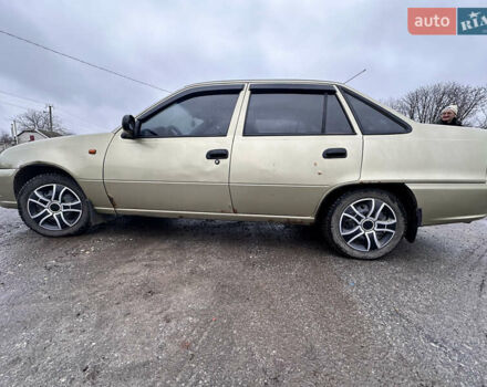 Бежевый Дэу Нексия, объемом двигателя 1.5 л и пробегом 254 тыс. км за 1950 $, фото 3 на Automoto.ua