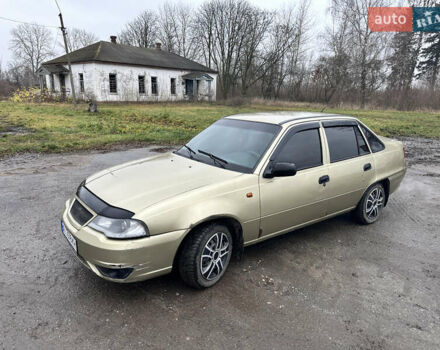 Бежевый Дэу Нексия, объемом двигателя 1.5 л и пробегом 254 тыс. км за 1950 $, фото 1 на Automoto.ua