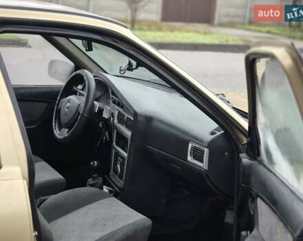 Бежевый Дэу Нексия, объемом двигателя 1.5 л и пробегом 133 тыс. км за 1750 $, фото 6 на Automoto.ua