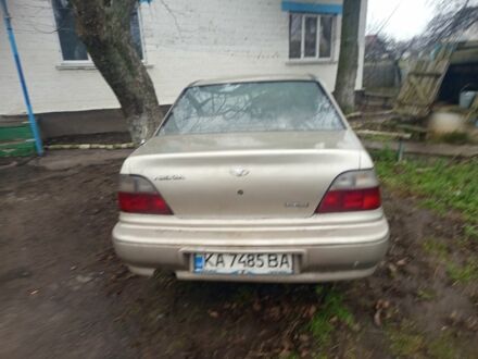 Бежевый Дэу Нексия, объемом двигателя 1.5 л и пробегом 317 тыс. км за 600 $, фото 1 на Automoto.ua