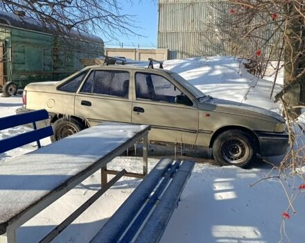 Бежевый Дэу Нексия, объемом двигателя 1.5 л и пробегом 111 тыс. км за 900 $, фото 1 на Automoto.ua