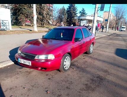 Красный Дэу Нексия, объемом двигателя 1.5 л и пробегом 200 тыс. км за 1200 $, фото 1 на Automoto.ua