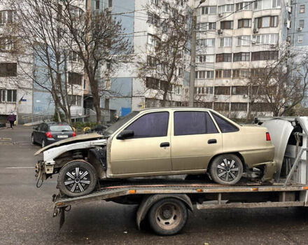 Жовтий Деу Нексія, об'ємом двигуна 1.5 л та пробігом 200 тис. км за 799 $, фото 5 на Automoto.ua