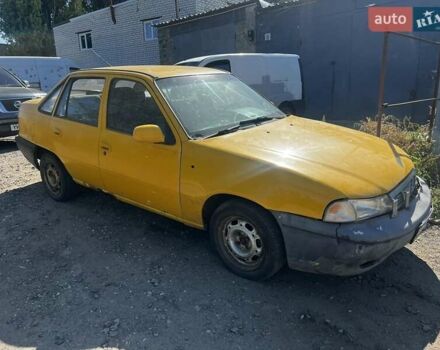 Желтый Дэу Нексия, объемом двигателя 1.5 л и пробегом 300 тыс. км за 550 $, фото 1 на Automoto.ua