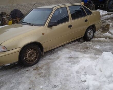 Желтый Дэу Нексия, объемом двигателя 1.5 л и пробегом 30 тыс. км за 450 $, фото 1 на Automoto.ua