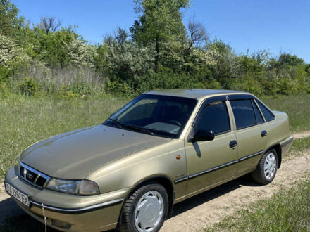 Желтый Дэу Нексия, объемом двигателя 1.5 л и пробегом 158 тыс. км за 1900 $, фото 1 на Automoto.ua