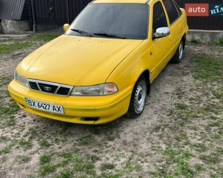 Желтый Дэу Нексия, объемом двигателя 1.5 л и пробегом 300 тыс. км за 550 $, фото 1 на Automoto.ua
