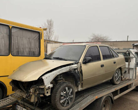 Жовтий Деу Нексія, об'ємом двигуна 1.5 л та пробігом 200 тис. км за 799 $, фото 1 на Automoto.ua