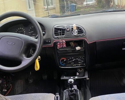 Красный Дэу Нубира, объемом двигателя 1.6 л и пробегом 180 тыс. км за 1050 $, фото 5 на Automoto.ua