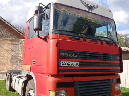 Даф XF 95 2000 у Люботине на Automoto.ua Червоний Даф XF 95, об'ємом двигуна 12.58 л та пробігом 100 тис. км за 6500 $, фото 1 на Automoto.ua
