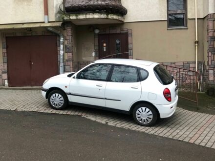 Білий Дайхатсу Sirion, об'ємом двигуна 1 л та пробігом 166 тис. км за 3300 $, фото 1 на Automoto.ua