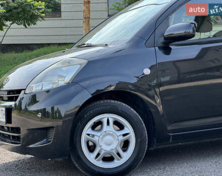 Черный Дайхатсу Сирион, объемом двигателя 1 л и пробегом 116 тыс. км за 3700 $, фото 5 на Automoto.ua