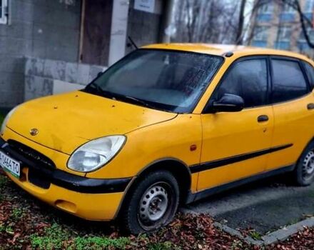 Желтый Дайхатсу Сирион, объемом двигателя 1 л и пробегом 220 тыс. км за 1700 $, фото 2 на Automoto.ua