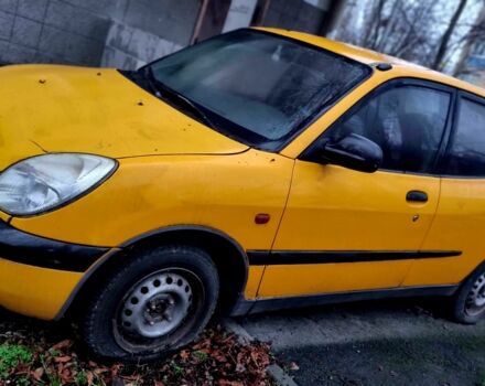 Желтый Дайхатсу Сирион, объемом двигателя 1 л и пробегом 220 тыс. км за 1700 $, фото 1 на Automoto.ua