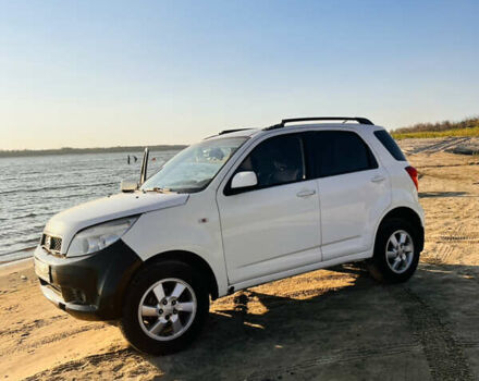 Белый Дайхатсу Териос, объемом двигателя 1.5 л и пробегом 180 тыс. км за 7000 $, фото 2 на Automoto.ua