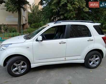 Білий Дайхатсу Terios, об'ємом двигуна 1.5 л та пробігом 220 тис. км за 6800 $, фото 1 на Automoto.ua