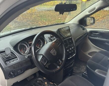 Белый Додж Караван, объемом двигателя 3.6 л и пробегом 250 тыс. км за 12000 $, фото 3 на Automoto.ua