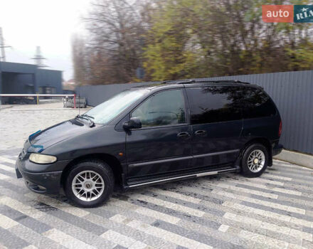 Черный Додж Караван, объемом двигателя 2.5 л и пробегом 515 тыс. км за 3900 $, фото 2 на Automoto.ua