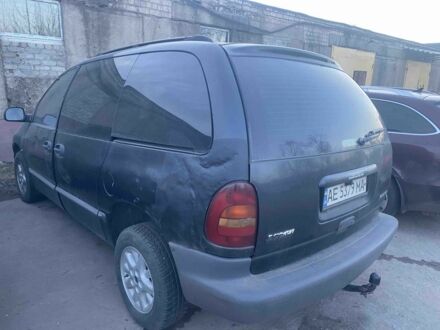 Черный Додж Караван, объемом двигателя 4.3 л и пробегом 250 тыс. км за 2300 $, фото 1 на Automoto.ua