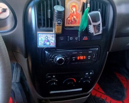 Черный Додж Караван, объемом двигателя 2.5 л и пробегом 300 тыс. км за 4100 $, фото 1 на Automoto.ua