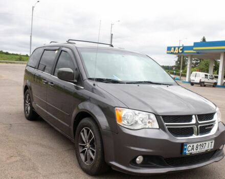 Серый Додж Караван, объемом двигателя 3.6 л и пробегом 340 тыс. км за 13300 $, фото 1 на Automoto.ua