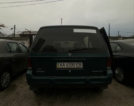 Зеленый Додж Караван, объемом двигателя 3 л и пробегом 325 тыс. км за 2400 $, фото 3 на Automoto.ua