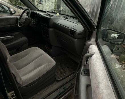 Зеленый Додж Караван, объемом двигателя 3 л и пробегом 325 тыс. км за 2400 $, фото 5 на Automoto.ua