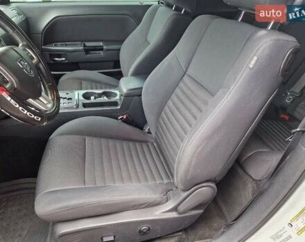 Белый Додж Челенджер, объемом двигателя 3.6 л и пробегом 226 тыс. км за 15300 $, фото 12 на Automoto.ua