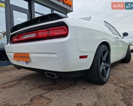 Белый Додж Челенджер, объемом двигателя 3.6 л и пробегом 226 тыс. км за 15300 $, фото 19 на Automoto.ua