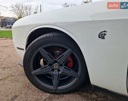 Белый Додж Челенджер, объемом двигателя 3.6 л и пробегом 226 тыс. км за 15300 $, фото 14 на Automoto.ua