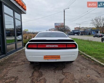 Белый Додж Челенджер, объемом двигателя 3.6 л и пробегом 226 тыс. км за 15300 $, фото 3 на Automoto.ua
