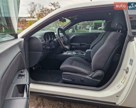 Белый Додж Челенджер, объемом двигателя 3.6 л и пробегом 226 тыс. км за 15300 $, фото 5 на Automoto.ua