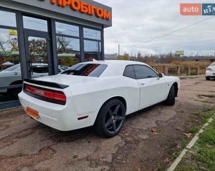 Белый Додж Челенджер, объемом двигателя 3.6 л и пробегом 226 тыс. км за 15300 $, фото 2 на Automoto.ua