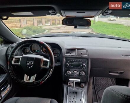 Белый Додж Челенджер, объемом двигателя 3.6 л и пробегом 226 тыс. км за 15300 $, фото 6 на Automoto.ua