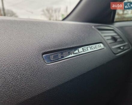 Белый Додж Челенджер, объемом двигателя 3.6 л и пробегом 226 тыс. км за 15300 $, фото 11 на Automoto.ua