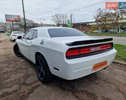 Белый Додж Челенджер, объемом двигателя 3.6 л и пробегом 226 тыс. км за 15300 $, фото 4 на Automoto.ua