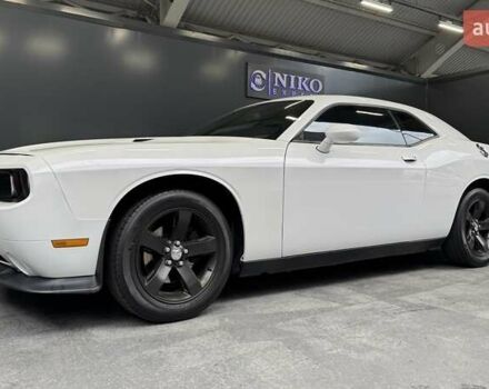 Белый Додж Челенджер, объемом двигателя 3.6 л и пробегом 157 тыс. км за 16500 $, фото 5 на Automoto.ua